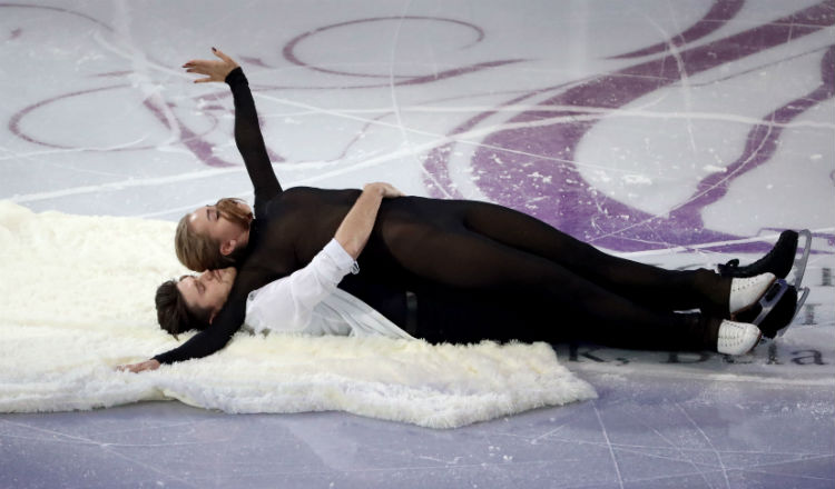 Alexandra Stepanova e Ivan Bukin durante su rutina en el campeonato de patinaje. Foto EFE