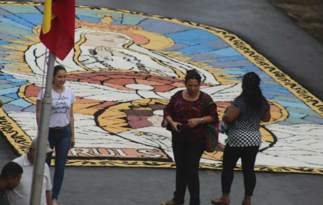 Coloridas alfombras adornan el Corpus Christi en la región de Azuero En Parita, Herrera y La Villa de Los Santos, es donde más arraigo tiene esta tradición. Foto: Thays Domínguez.