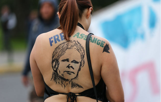 El "correísmo" exhibe fuerza en Ecuador con Assange como un pretexto Una mujer participa en una manifestación en apoyo a Julian Assange en Quito. Foto: EFE.