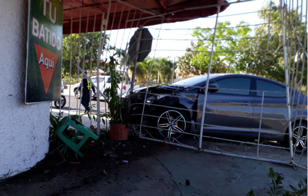 Auto queda dentro de un local cercano al parque Herrera en la ciudad de Chitré Quedó entre los hierros de la verja del local, Foto. Thays Domínguez.