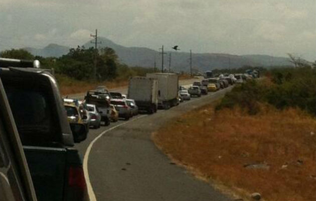 Tranque vehicular a lo largo de la vía Interamericana. Foto/@greyb29