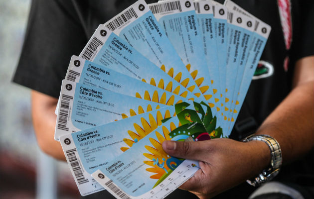 Un hombre muestra sus tiquetes para Brasil 2014. Foto/EFE