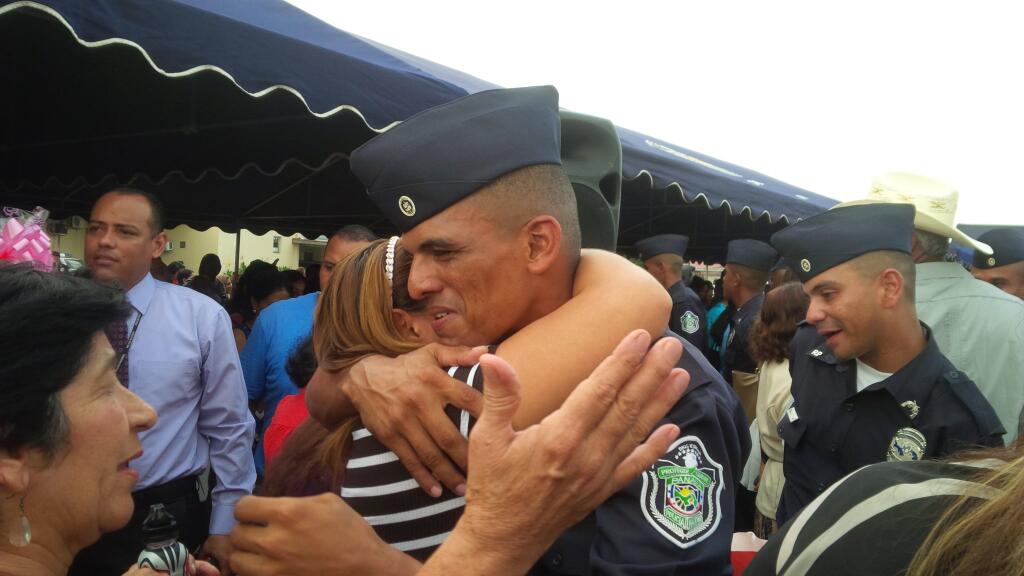 Familiares acompañan anuevos agentes. Foto/@protegeryservir