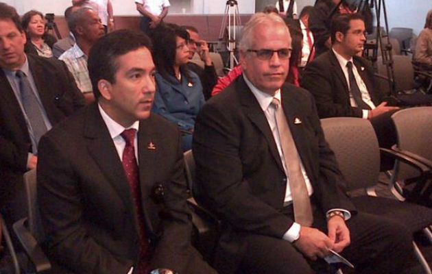 Director de Pandeportes, Roberto Arango junto al sub director Henry Pozo en la comisión de credenciales. Foto/@pandeportes