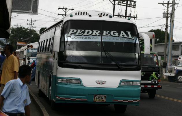 Buses tipo nevera que ya han sido compensados aún se mantienen prestando el servicio en el sector este de la capital.(Hermes González)