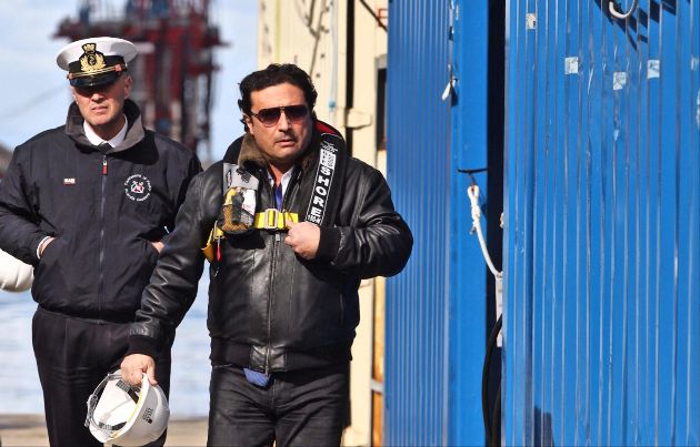Schettino volvió hoy a bordo del crucero Costa Concordia, aún encallado frente a la isla del Giglio. Foto/EFE