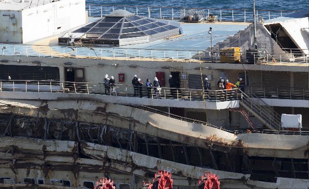 Diligencias en el Costa Concordia. Foto/AP