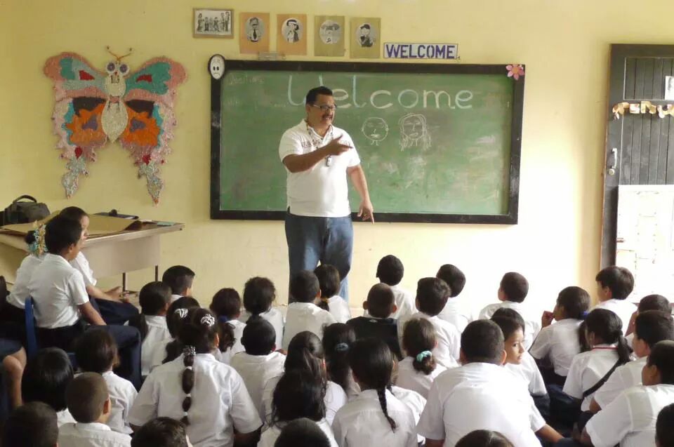 El taller de Carlos Fong está dirigido a docentes, bibliotecarios, promotores e lectura, animadores culturales y personas interesadas en contar cuentos. El taller de Carlos Fong está dirigido a docentes, bibliotecarios, promotores e lectura, animadores culturales y personas interesadas en contar cuentos.