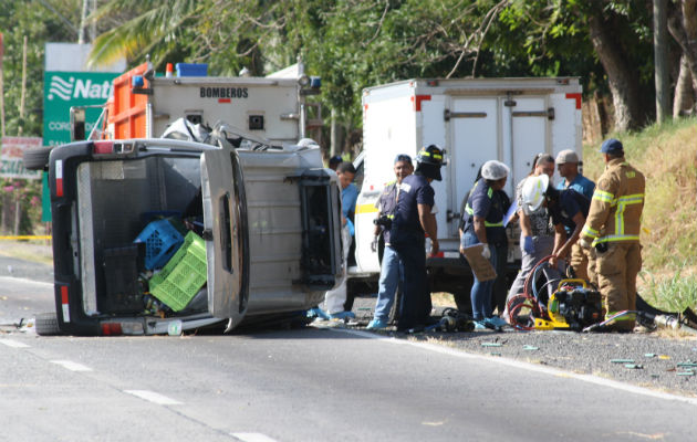 Dos hermanos mueren trágicamente en accidente Sajalices, distrito de Chame Bomberos en la escena del accidente. Foto: Eric A. Montenegro.