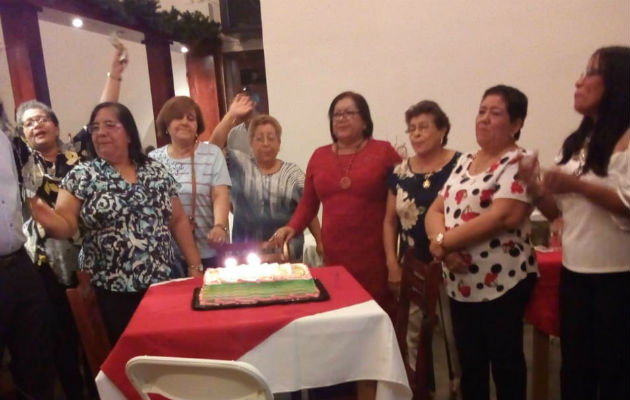 Graduados de la promoción 1971 del Instituto Normal de David se reencuentran Damaris Chang de Castillo,Damarilis González, Flérida Chavarría, Elizabeth de Castillo, Mélida Yangüez,Rosina Cáceres de Montes, Lucila Ríos. Foto: Cortesía.