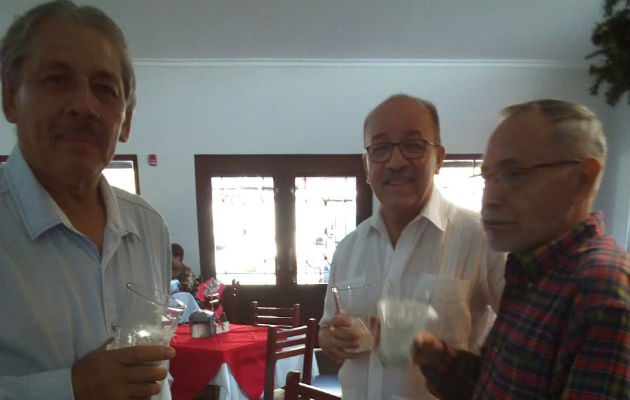 Graduados de la promoción 1971 del Instituto Normal de David se reencuentran Diego Castillo, Carlos Staff, Julio Aizpurúa. Foto: Cortesía.