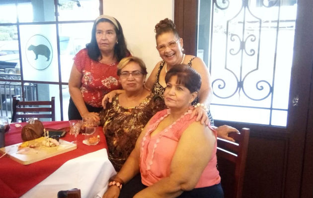 Graduados de la promoción 1971 del Instituto Normal de David se reencuentran María Palma, Matilde Aizpurúa,sentadas Miriam Beitia, Aracely Vergara. Foto: Cortesía.