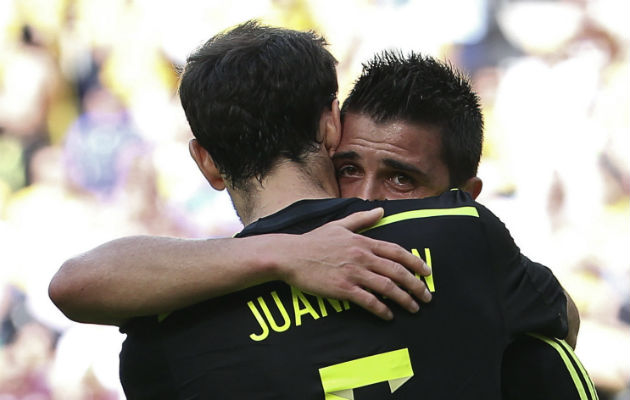 Villa abraza a su compañero Juanfran Torres luego de anotar el primer gol de España. Foto/EFE