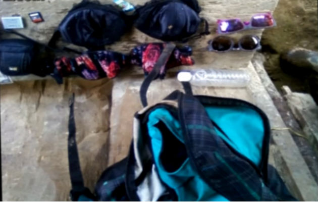 Mochila encontrada con artículos de las jóvenes.