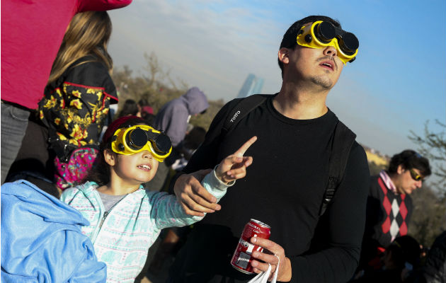 Lágrimas y aplausos reciben en Chile el eclipse que oscureció Suramérica Cientos de personas acudieron a lo alto del Cerro San Cristóbal para observar el eclipse solar, en Santiago (Chile). Foto:EFE.