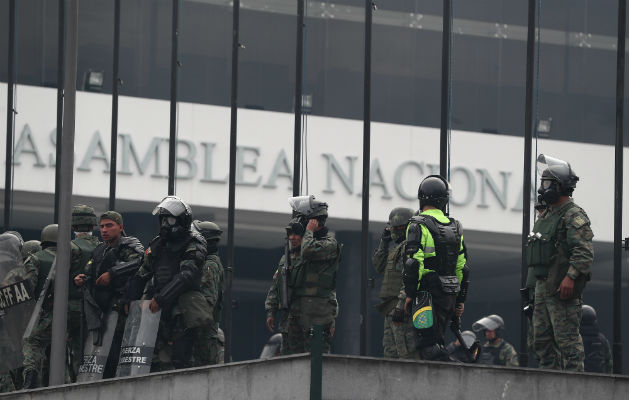 Indígenas toman el Parlamento Ecuador al grito de "¡fuera Moreno!" Manifestantes indígenas se toman el edificio de la Asamblea Nacional de Quito. Foto: EFE.