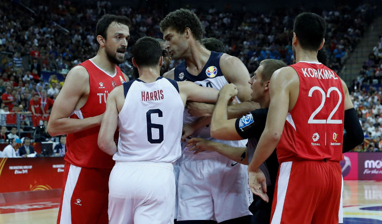Los jugadores de EE. UU. Y Turquía se enfrentan durante la primera ronda del grupo E. Foto EFE Los jugadores de EE. UU. Y Turquía se enfrentan durante la primera ronda del grupo E. Foto EFE