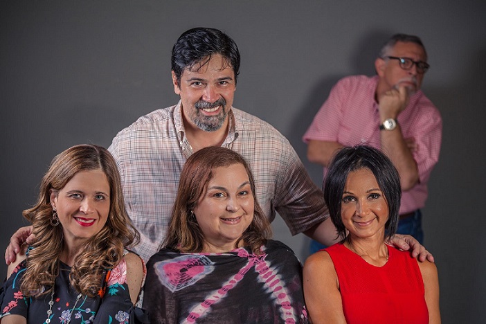 Parte del elenco de la comedia dramática "Una espina en el zapato", que dirige Hannia Woodman en Teatro En Círculo. Foto: Enrique Pareja. Parte del elenco de la comedia dramática "Una espina en el zapato", que dirige Hannia Woodman en Teatro En Círculo. Foto: Enrique Pareja.