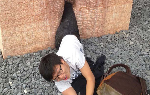 Estudiante atrapado en estatua Foto/Erick Guzmán