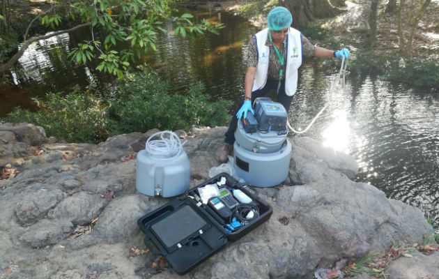 Autorizan puntos para extracción de agua para culecos en el carnaval azuerence Inspectores de Salud verificaron la calidad del agua en los rios. Foto: Thays Domínguez.