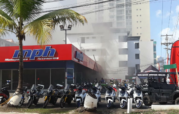Estaciones de Carrasquilla y Bethania atienden emergencia en Vía Brasil. Foto/Bomberos Panamá Estaciones de Carrasquilla y Bethania atienden emergencia en Vía Brasil. Foto/Bomberos Panamá