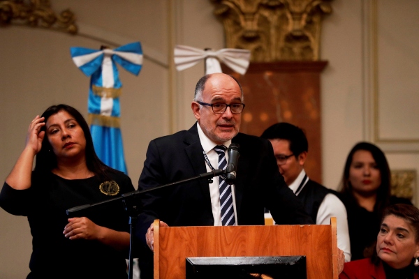 Gustavo Berganza, integrante de Mirador Electoral, habla durante la presentación de los resultados de la primera ronda de las elecciones presidenciales, este lunes, en Ciudad de Guatemala (Guatemala). La socialdemócrata y ex primera dama de Guatemala Sandra Torres y el aspirante de centroderecha Alejandro Giammattei se enfrentarán en una segunda vuelta por la Presidencia, que se celebrará el próximo 11 de agosto.FOTO/EFE Gustavo Berganza, integrante de Mirador Electoral, habla durante la presentación de los resultados de la primera ronda de las elecciones presidenciales, este lunes, en Ciudad de Guatemala (Guatemala). La socialdemócrata y ex primera dama de Guatemala Sandra Torres y el aspirante de centroderecha Alejandro Giammattei se enfrentarán en una segunda vuelta por la Presidencia, que se celebrará el próximo 11 de agosto.FOTO/EFE