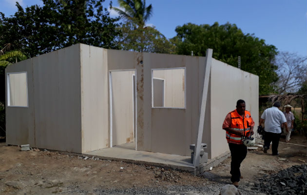 Humilde familia santeña teme que precaria vivienda les caiga encima La construcción de su casa de Techos de Esperanza fue paralizada. Foto: Thays Domínguez.