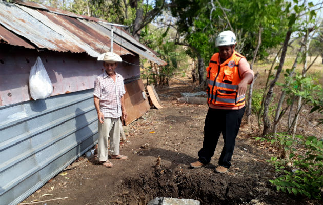 Humilde familia santeña teme que precaria vivienda les caiga encima La precaria vivienda fue inspeccionada por el Sinaproc. Foto: Thays Domínguez.