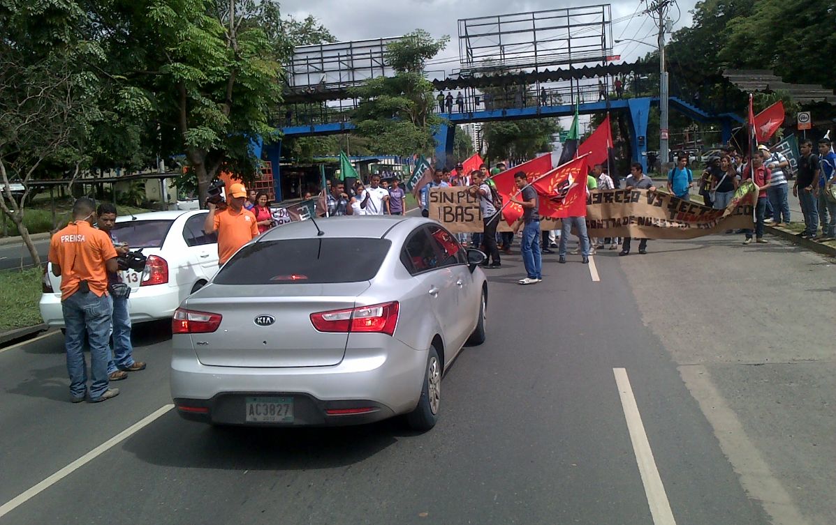 <span style="font-size: 11.818181991577148px;">La medida ha provocado un descomunal tranque. foto/Víctor Arosemena</span>