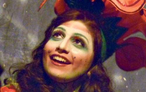 <p>Ella interpreta a la rosa.</p>