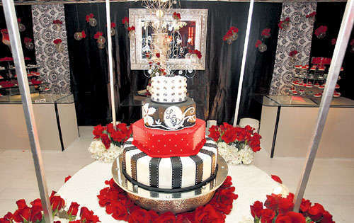 <p>Estilo. Las cumpleañeras escogen los colores a combinar. </p>