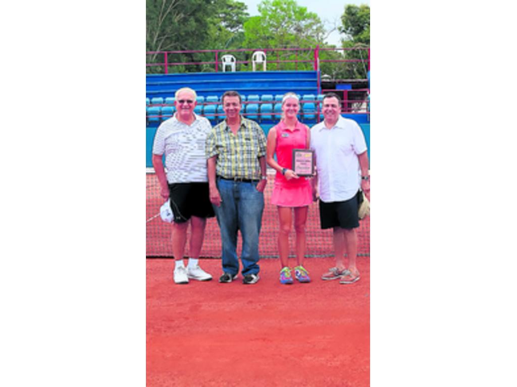 Marie Bouzkova recibe su placa de campeona.(Alberto Ortega)