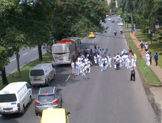 Tecnicos de enfermería cierran la vía. Foto/Victor Arosemena<br>