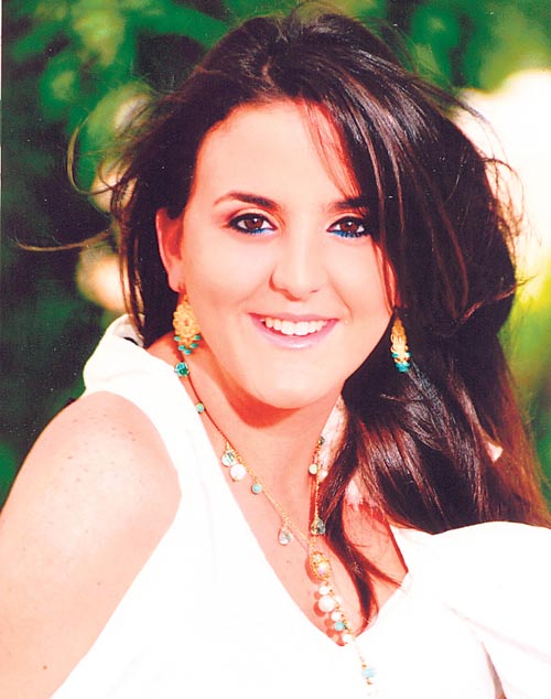 <p>La encantadora Mónica es una de las bellas debutantes 2011, del festival que organizan las Damas Guadalupanas y que tendrá lugar en la Terraza Mar del Sur del Club Unión, el 2 de julio. Sus orgullosos padres son los señores Stavros Costarangos Pashale
