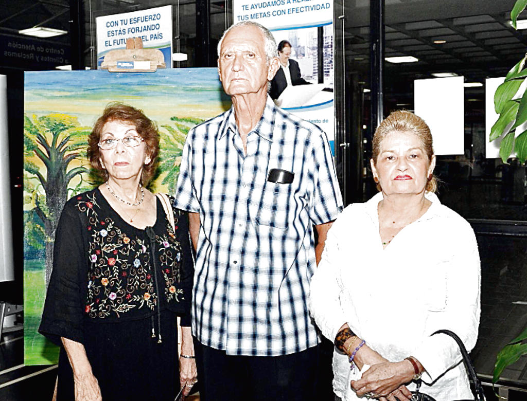 Dalis Robles, Agustín Villanueva y Alicia Morales de Mojica.()