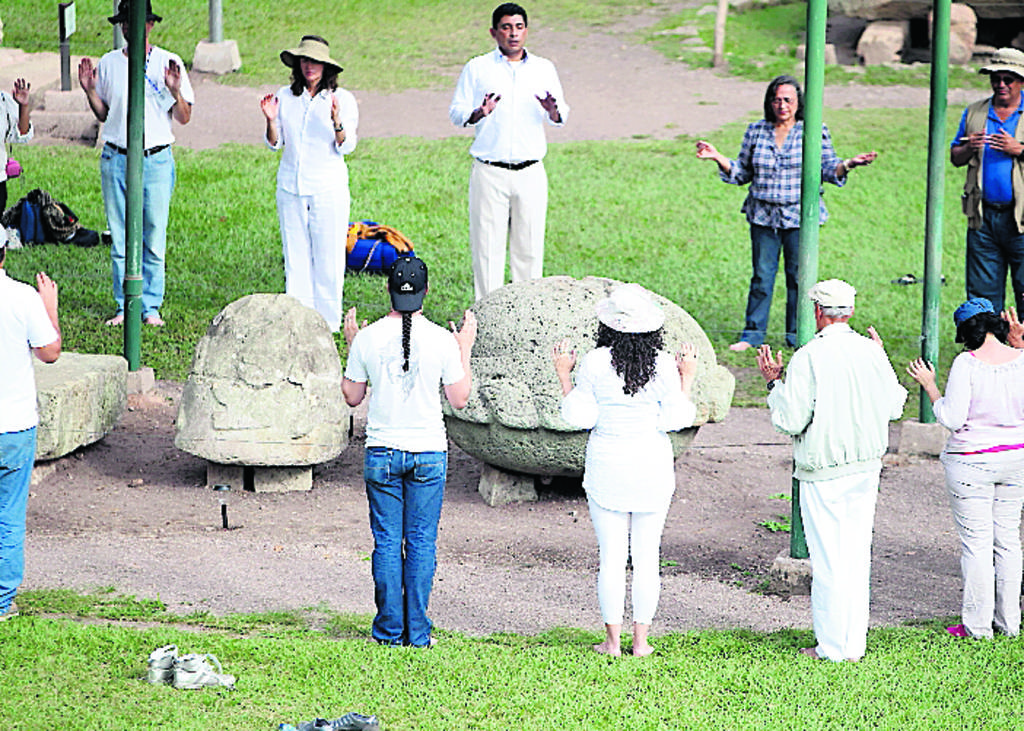 Compañía. Visitan el parque arqueológico Las Sepulturas.(EFE)