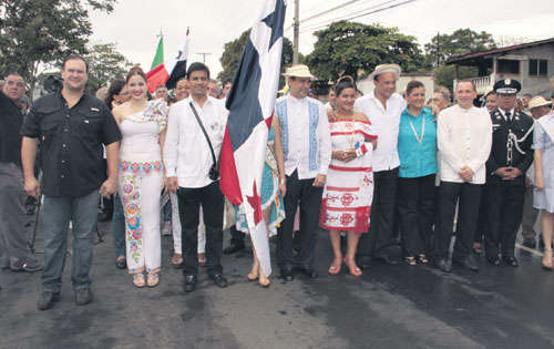 <p>Honor. El ministro Federico José Suárez fue el abanderado.</p>