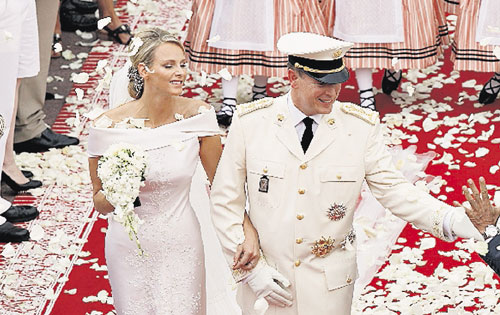 <p>Casados. Charlene y Alberto abandonan el Palacio.</p>