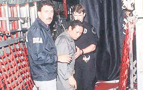 <p>Noriega fue trasladado a Estados Unidos el 3 de enero de 1990 para ser procesado por narcotráfico. Fue condenado a 40 años de prisión, pero la pena se redujo a 17 años.</p>