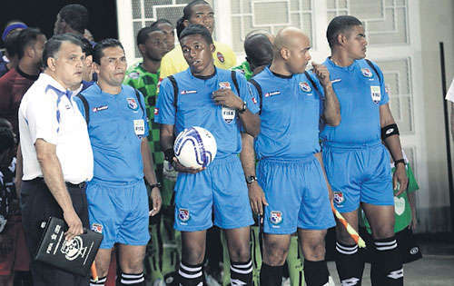 <p>Villano. Jaffet Perea (c) dio un gol ilegal por válido.</p>