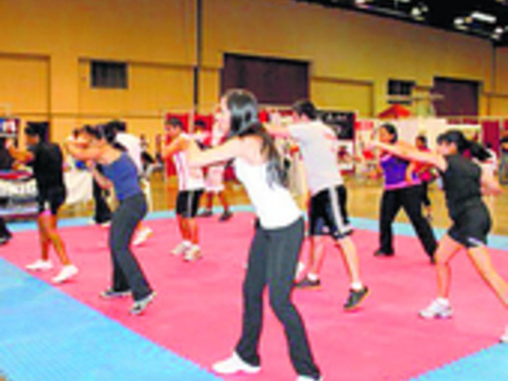 Flex entrena en ocasiones con sus bailarines.
