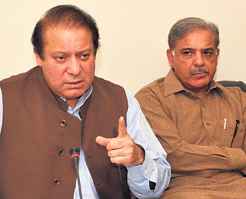 <p>Opinión. El ex primer ministro Nawaz Sharif (izda) habla de la situación del país.</p>