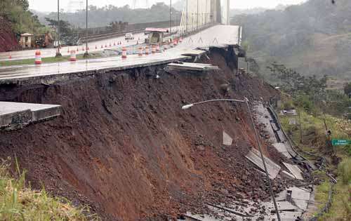 <p>Decisión. El 11 de Dic. el MOP ordenó el cierre del puente.</p>