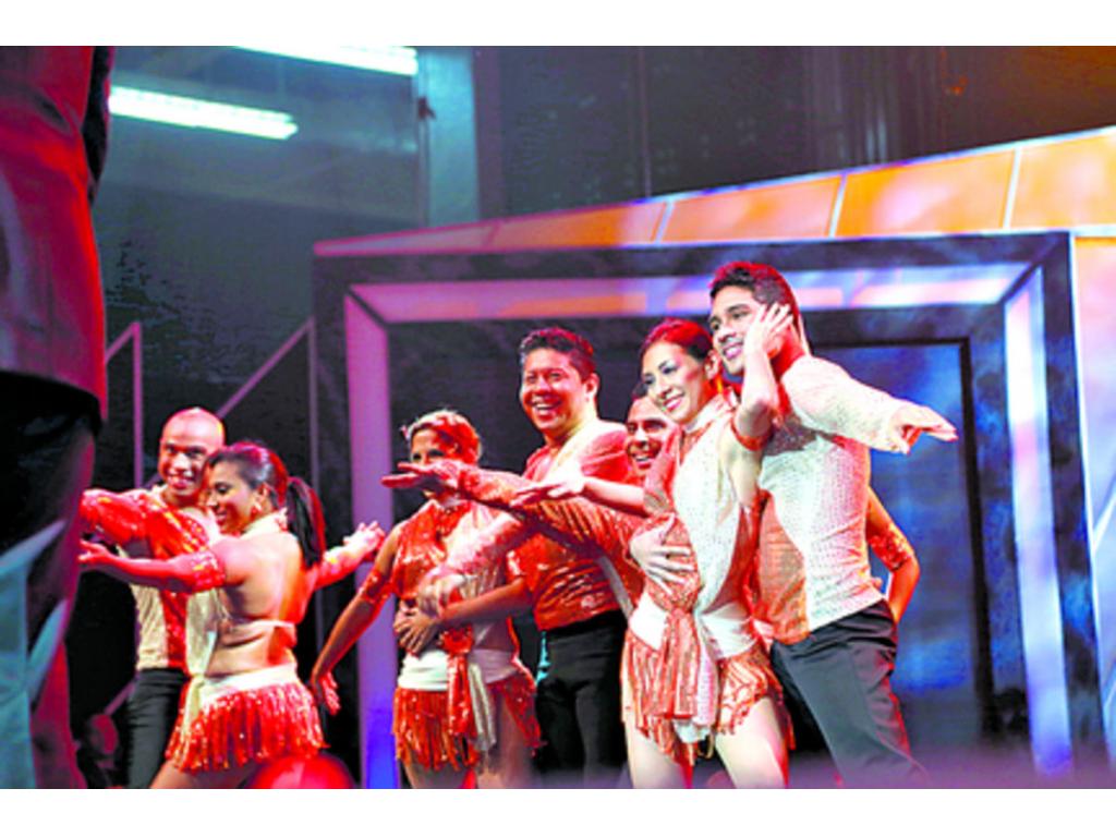 Cheo llegó acompañado de este contagioso grupo de bailarines. ¡Salsa pura!