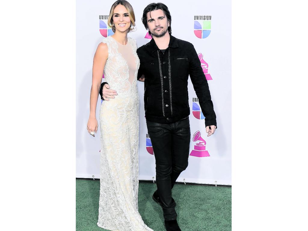 Juanes y su esposa Karen Martínez. Ella llevó un traje blanco con encajes, mientras que él, un estilo roquero.(EFE.)