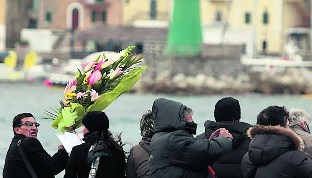 Tristeza. Flores y faroles de luz para las 32 víctimas.(AP)
