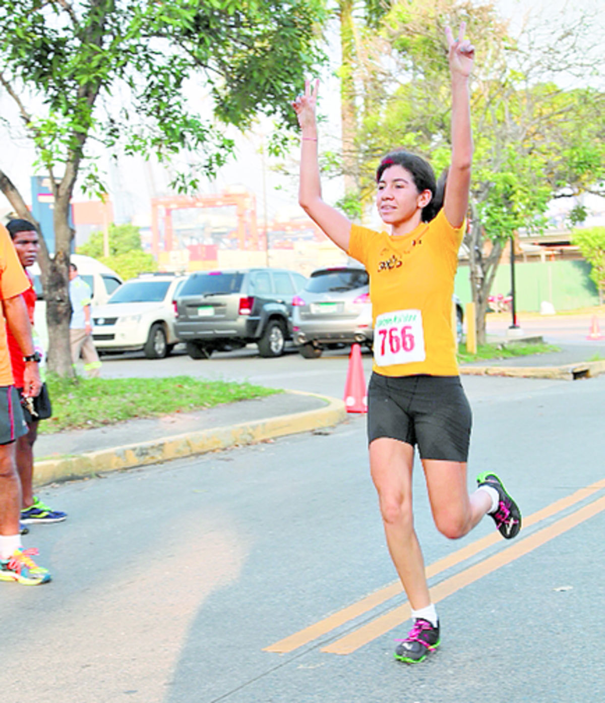 5. La juvenil Andrea Ayala fue la primera en cruzar la meta en la rama femenina.
