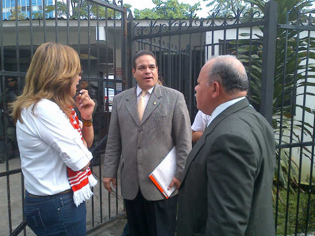 La dirigente política Balbian Herrera en la entrada de la Asamblea Nacional. Foto/Víctor Arosemena<br>