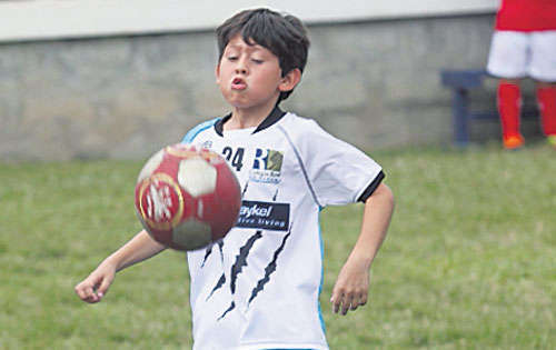 <p>Parada. Andrés Javier recepcionando el balón con el pecho durante el partido.</p>