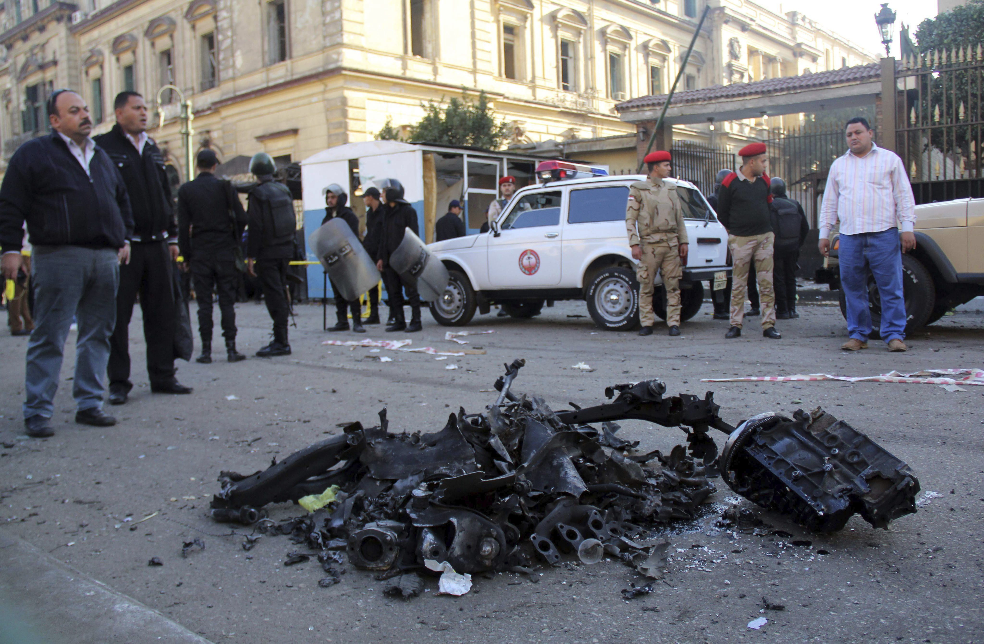 Agentes de seguridad egipcios observan la zona donde explotó un coche en un atentado contra la sede de Policía de El Cairo. 24 Ene. Foto/ EFE.jpg